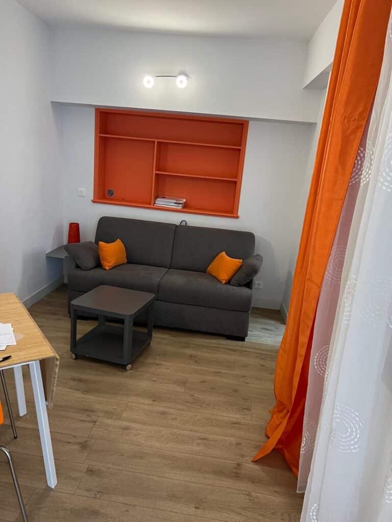STUDIO MEUBLÉ – QUARTIER DES CARMES / RUE NEUVE