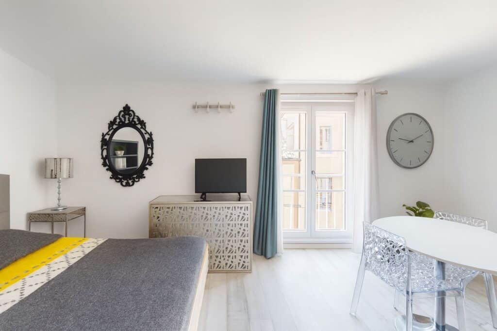 STUDIO MEUBLÉ – QUARTIER DES CARMES / RUE NEUVE