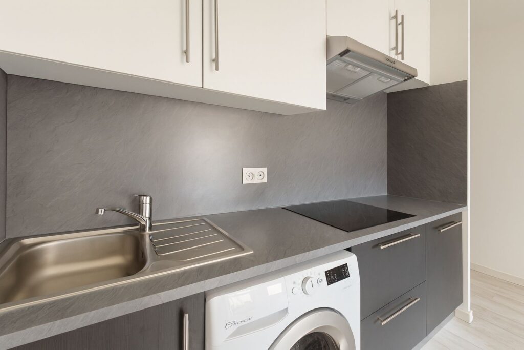 STUDIO MEUBLÉ – QUARTIER DES CARMES / RUE NEUVE