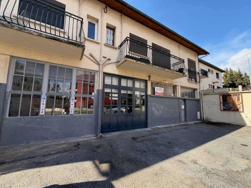 ARGOULETS - A louer local commercial de 195 m² avec parking