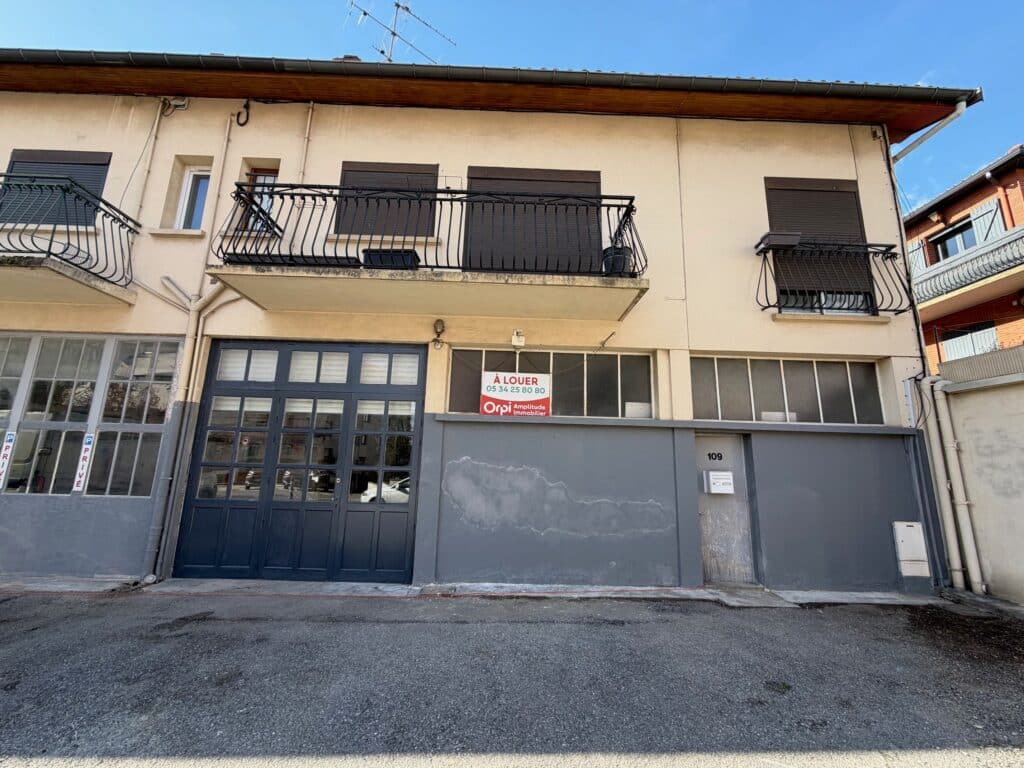 ARGOULETS - A louer local commercial de 195 m² avec parking