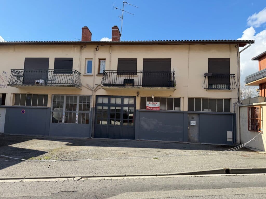 ARGOULETS - A louer local commercial de 195 m² avec parking