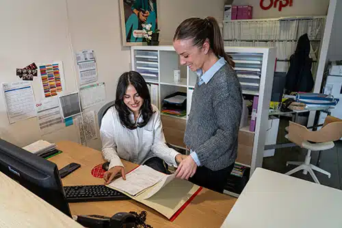 orpi agent immobilier montrant un dossier