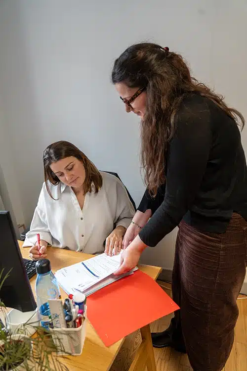 orpi amplitude collaboratrices montrant dossier bureau