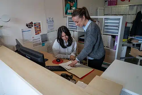 orpi amplitude collaboratrices travaillent dossier bureau