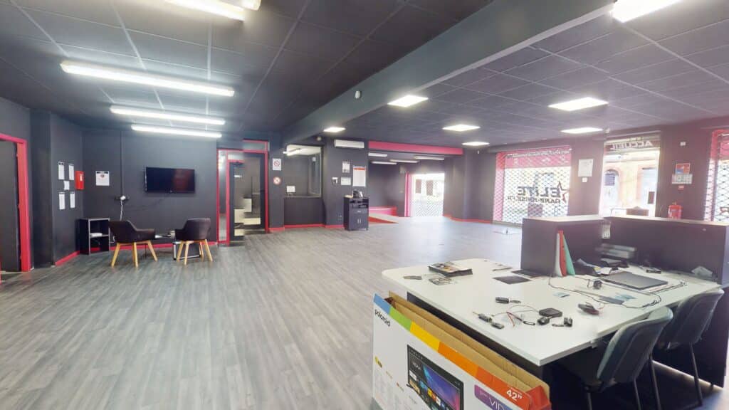 LOCAL d'ACTIVITE 715M2 METRO BARRIERE DE PARIS