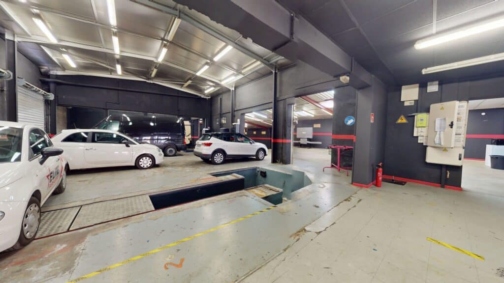 LOCAL d'ACTIVITE 715M2 METRO BARRIERE DE PARIS