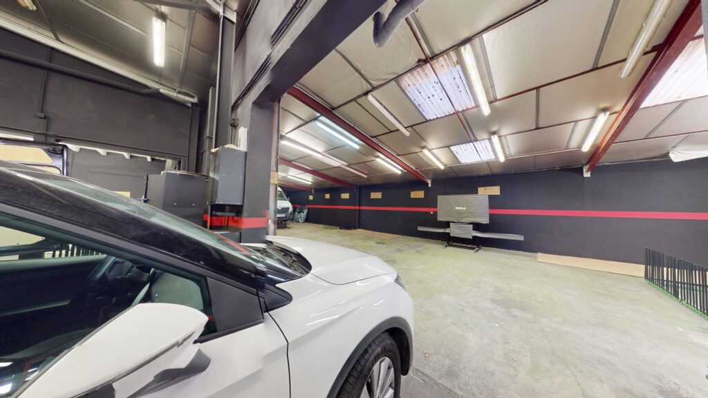 LOCAL d'ACTIVITE 715M2 METRO BARRIERE DE PARIS