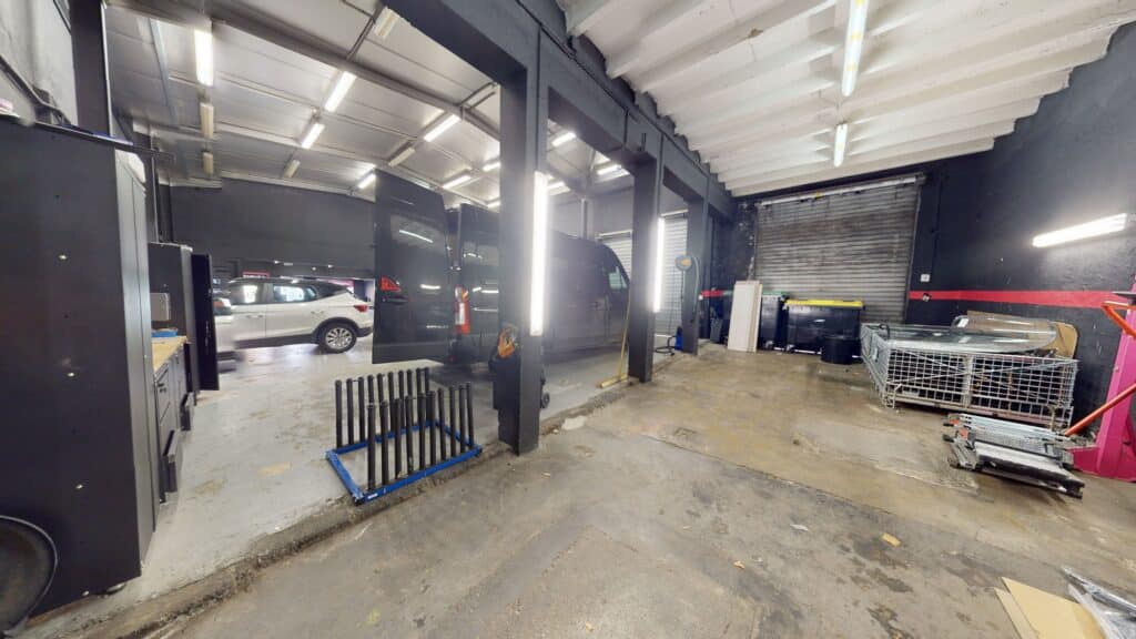 LOCAL d'ACTIVITE 715M2 METRO BARRIERE DE PARIS