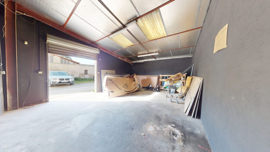 LOCAL d'ACTIVITE 715M2 METRO BARRIERE DE PARIS