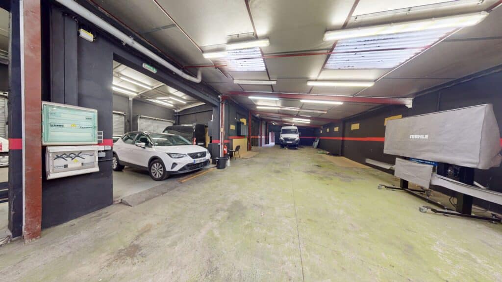 LOCAL d'ACTIVITE 715M2 METRO BARRIERE DE PARIS