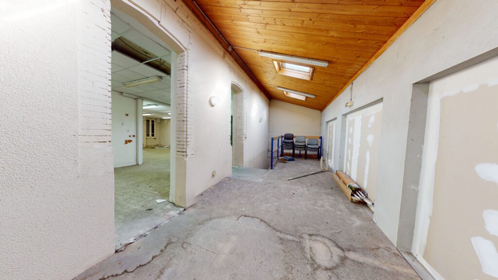 LOCAL d'ACTIVITE 715M2 METRO BARRIERE DE PARIS