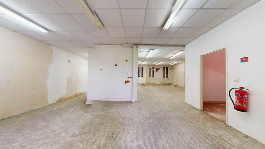 LOCAL d'ACTIVITE 715M2 METRO BARRIERE DE PARIS