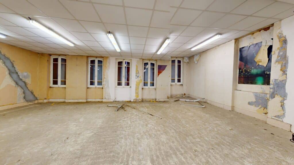 LOCAL d'ACTIVITE 715M2 METRO BARRIERE DE PARIS