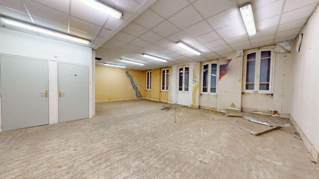 LOCAL d'ACTIVITE 715M2 METRO BARRIERE DE PARIS