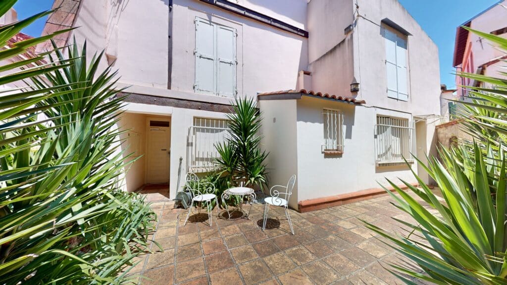 STUDIO MEUBLÉ – QUARTIER DES CARMES / RUE NEUVE