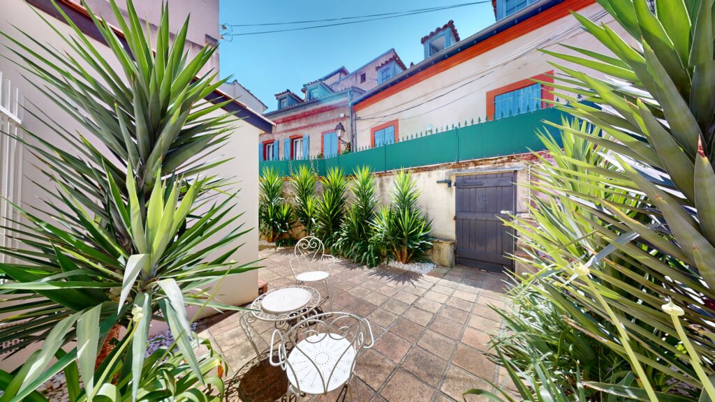 IMMEUBLE COMPOSÉ DE 5 STUDIOS EXCELLENT ETAT LOUÉ EN MEUBLÉ