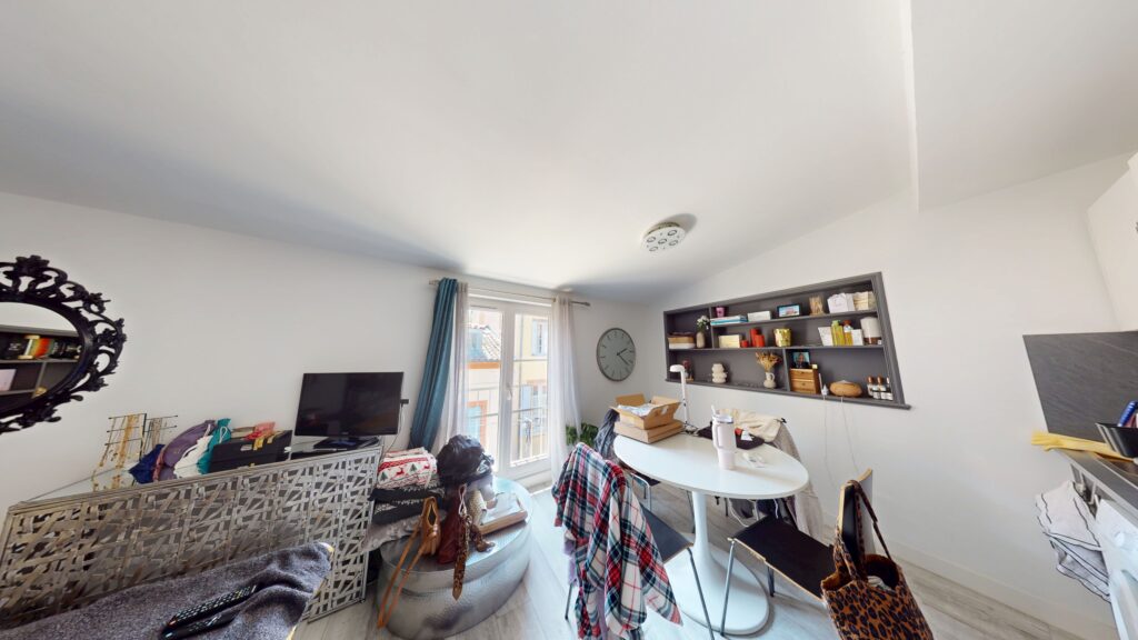 IMMEUBLE COMPOSÉ DE 5 STUDIOS EXCELLENT ETAT LOUÉ EN MEUBLÉ