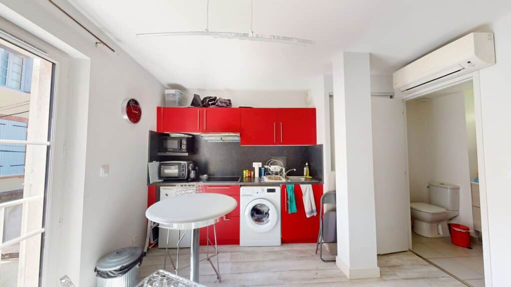 IMMEUBLE COMPOSÉ DE 5 STUDIOS EXCELLENT ETAT LOUÉ EN MEUBLÉ