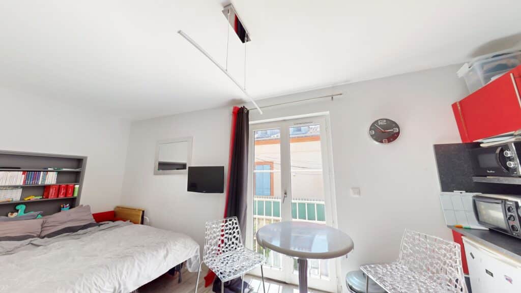 IMMEUBLE COMPOSÉ DE 5 STUDIOS EXCELLENT ETAT LOUÉ EN MEUBLÉ