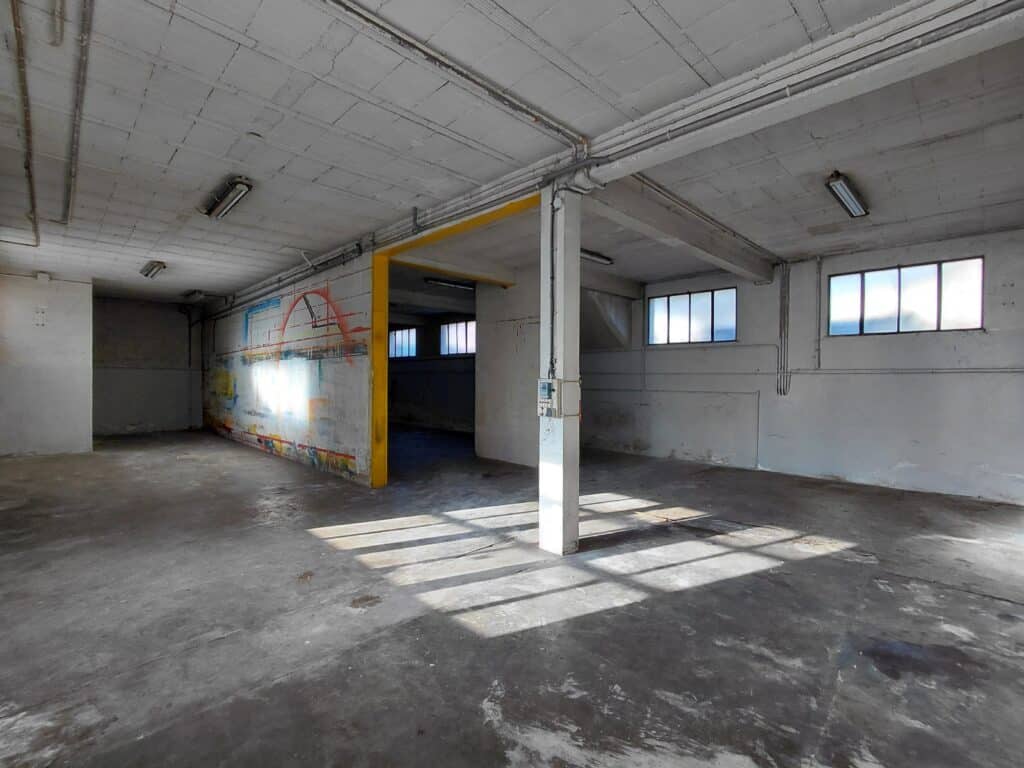 ARGOULETS - A louer local commercial de 195 m² avec parking