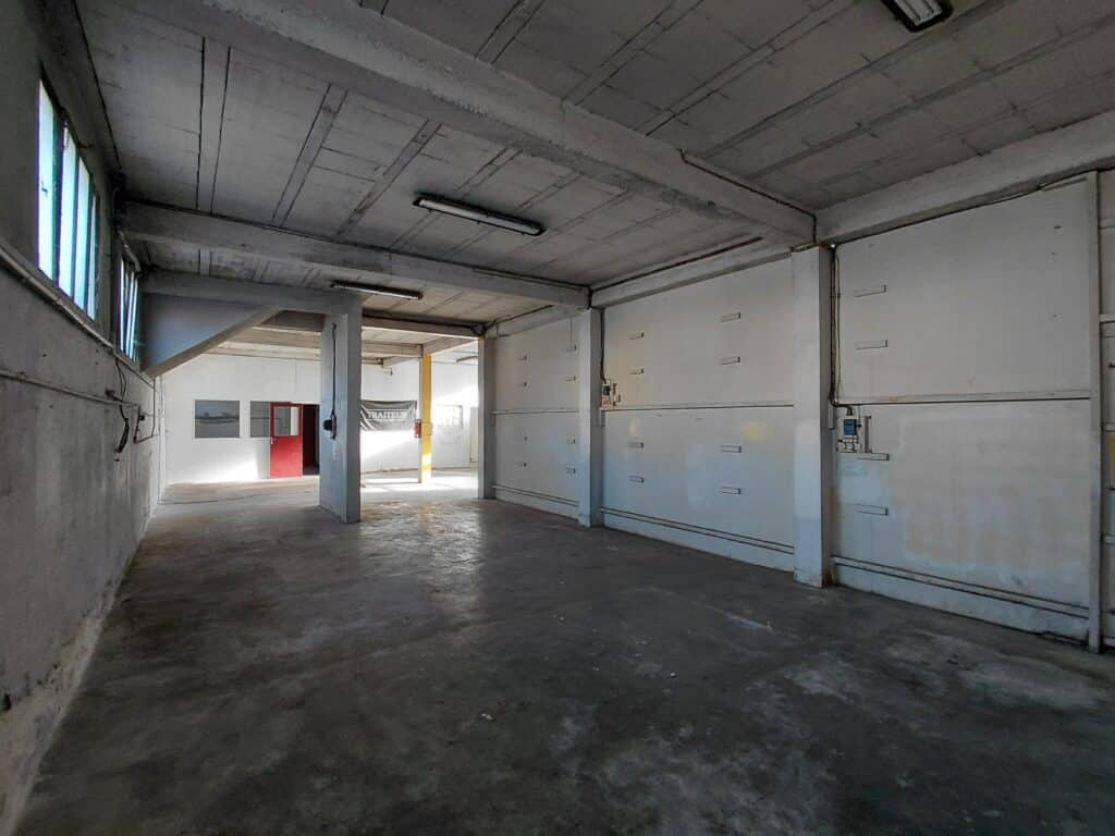 ARGOULETS - A louer local commercial de 195 m² avec parking