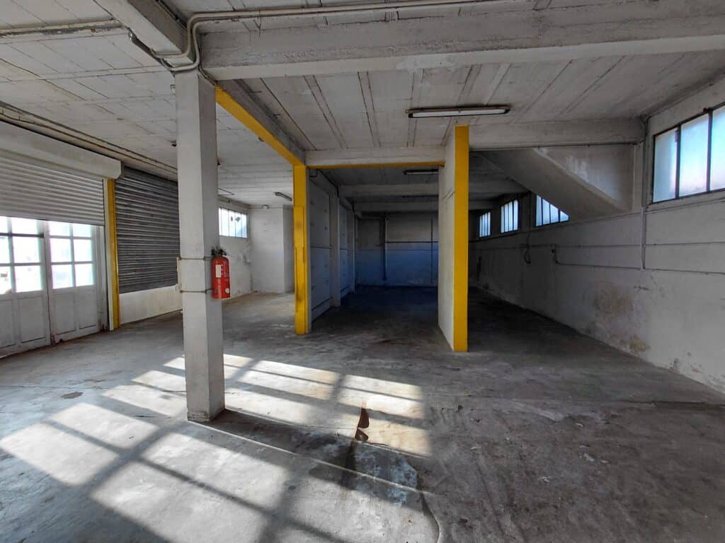 ARGOULETS - A louer local commercial de 195 m² avec parking