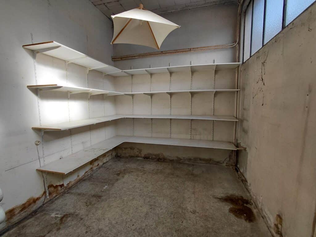 ARGOULETS - A louer local commercial de 195 m² avec parking