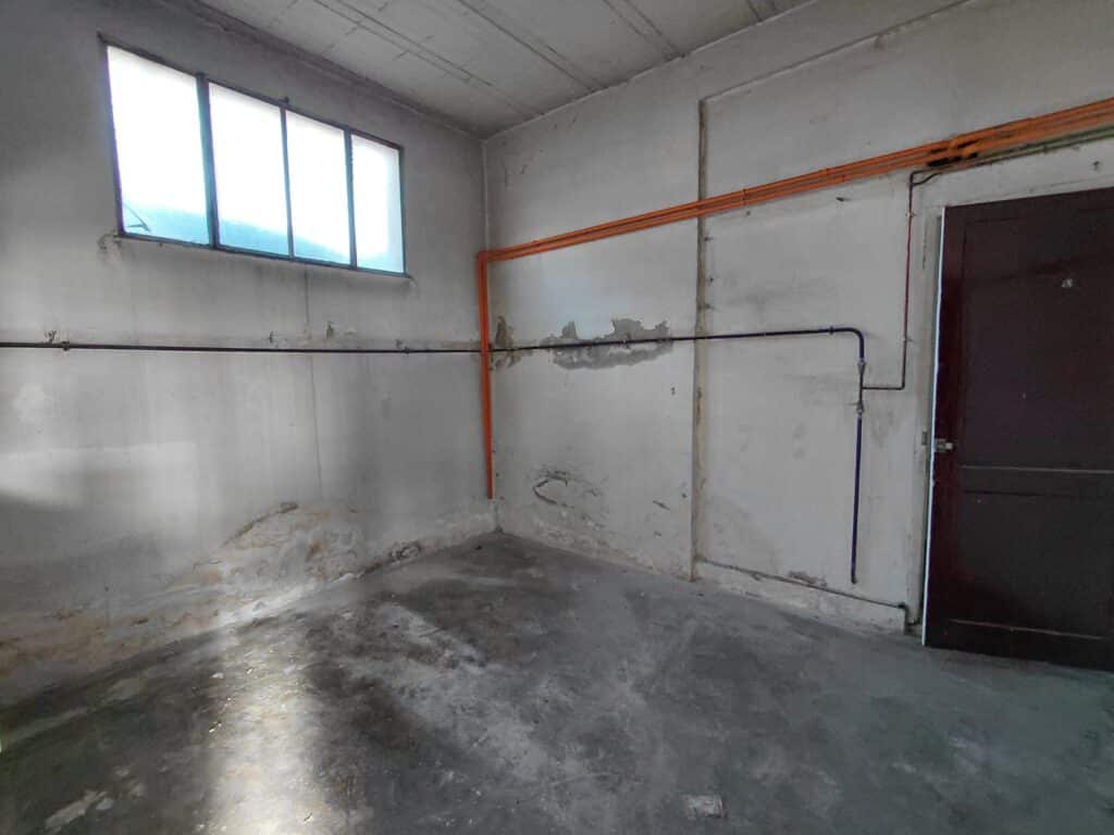 ARGOULETS - A louer local commercial de 195 m² avec parking