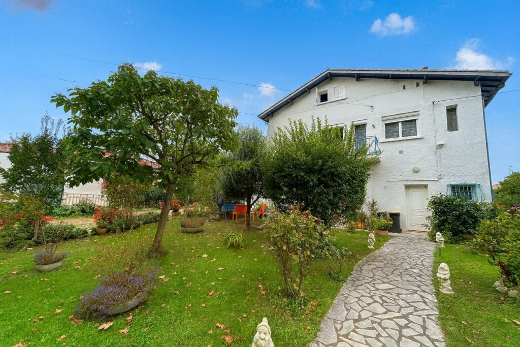 Appartement T6 À Vendre abri voiture et jardin privatif