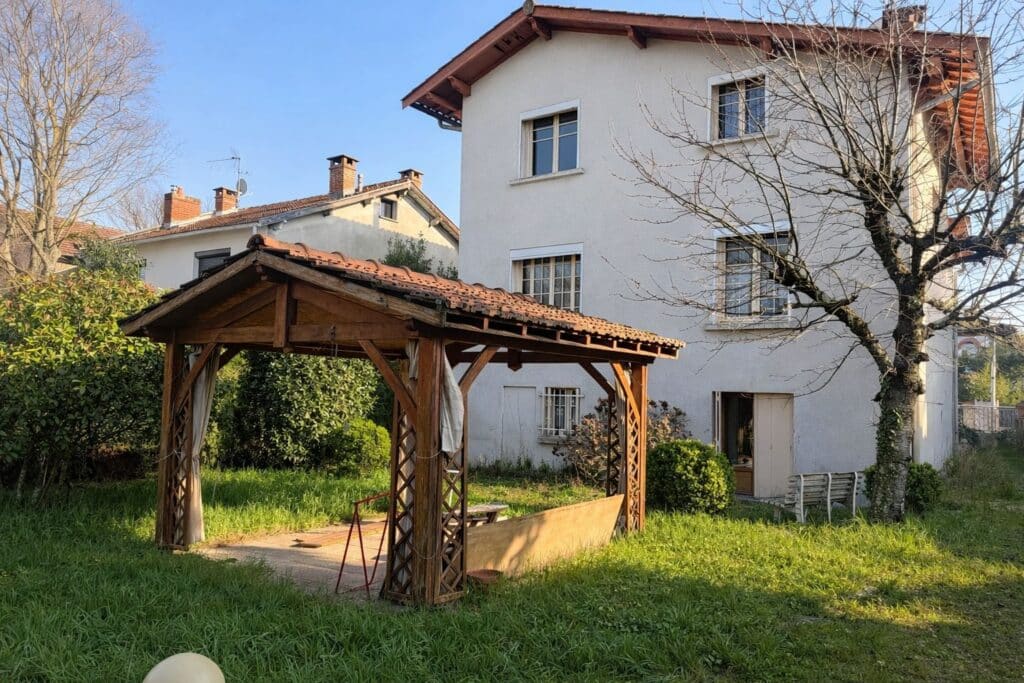 MAISON 4 PIECES - 3 CHAMBRES - JARDIN - DEPENDANCE - GARAGE A RENOVER