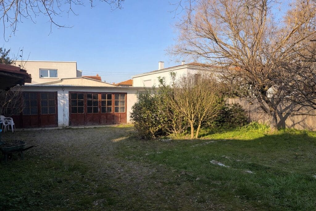 MAISON 4 PIECES - 3 CHAMBRES - JARDIN - DEPENDANCE - GARAGE A RENOVER