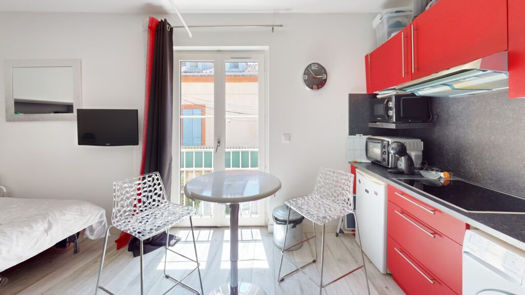 IMMEUBLE COMPOSÉ DE 5 STUDIOS EXCELLENT ETAT LOUÉ EN MEUBLÉ