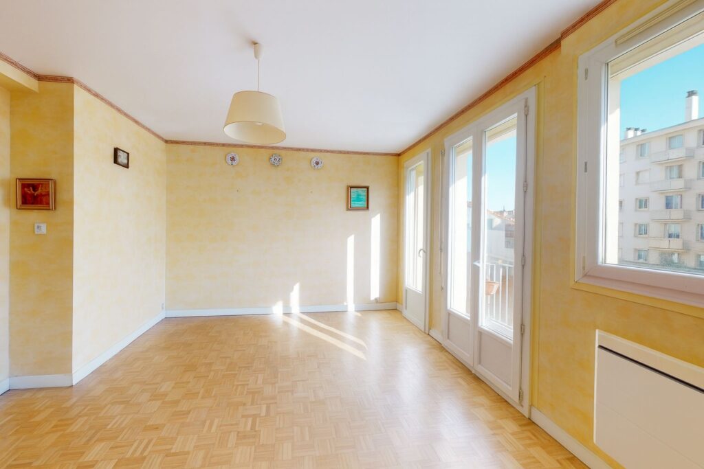 T3 DE 56M2 AVEC ASCENSEUR, BALCON ET CAVE- 19 RUE BAYARD