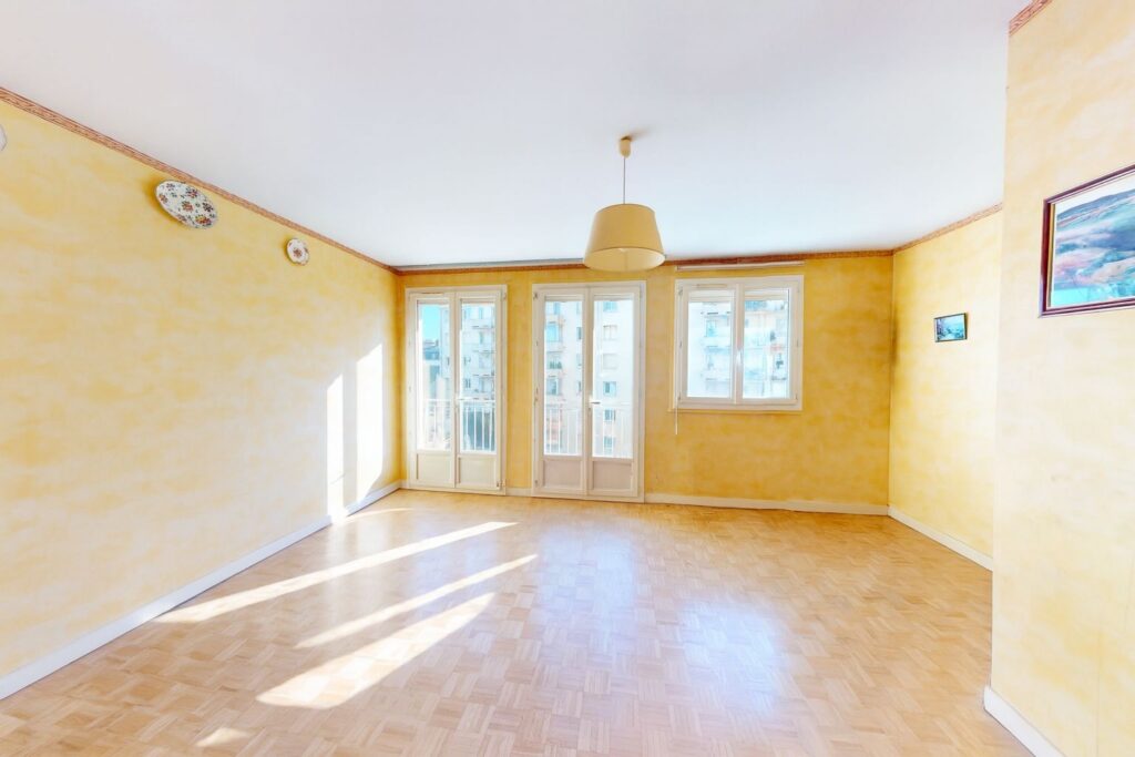 T3 DE 56M2 AVEC ASCENSEUR, BALCON ET CAVE- 19 RUE BAYARD