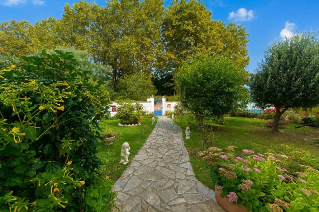 Appartement T6 À Vendre abri voiture et jardin privatif