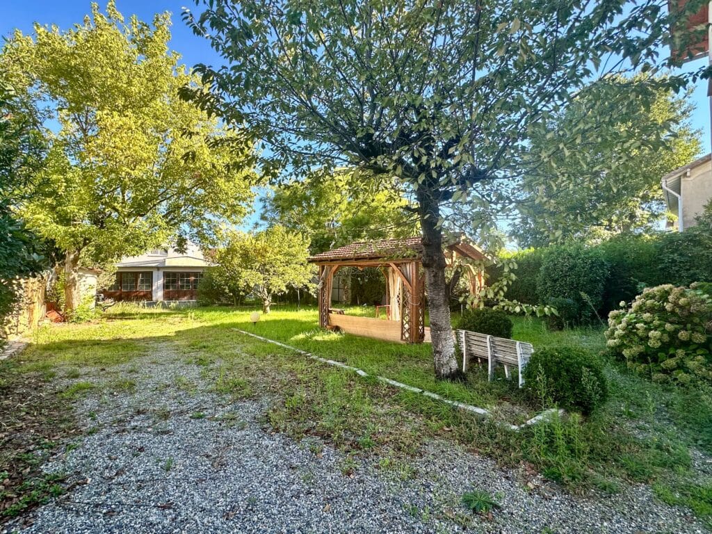 MAISON 4 PIECES - 3 CHAMBRES - JARDIN - DEPENDANCE - GARAGE A RENOVER