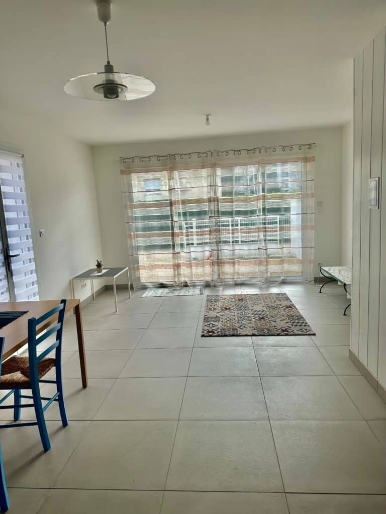 Maison À Vendre ROSERAIE  récente avec place de parking au calme