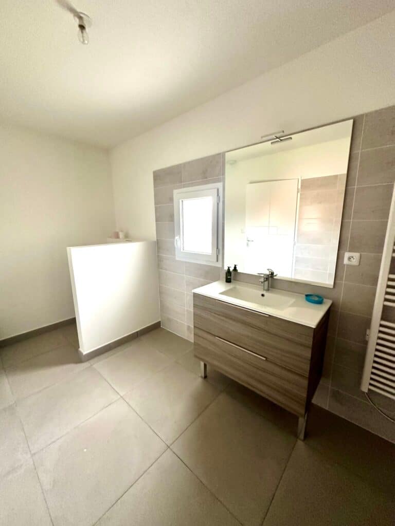 Maison À Vendre ROSERAIE  récente avec place de parking au calme