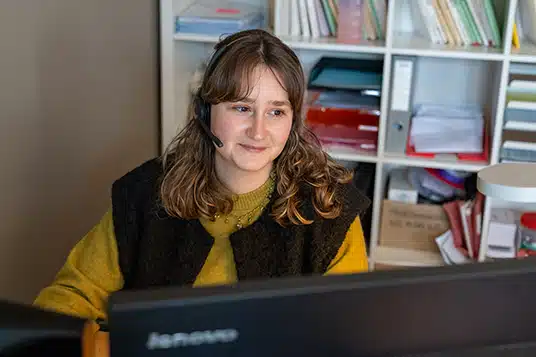 orpi amplitude immobilier collaboratrice équipe casque