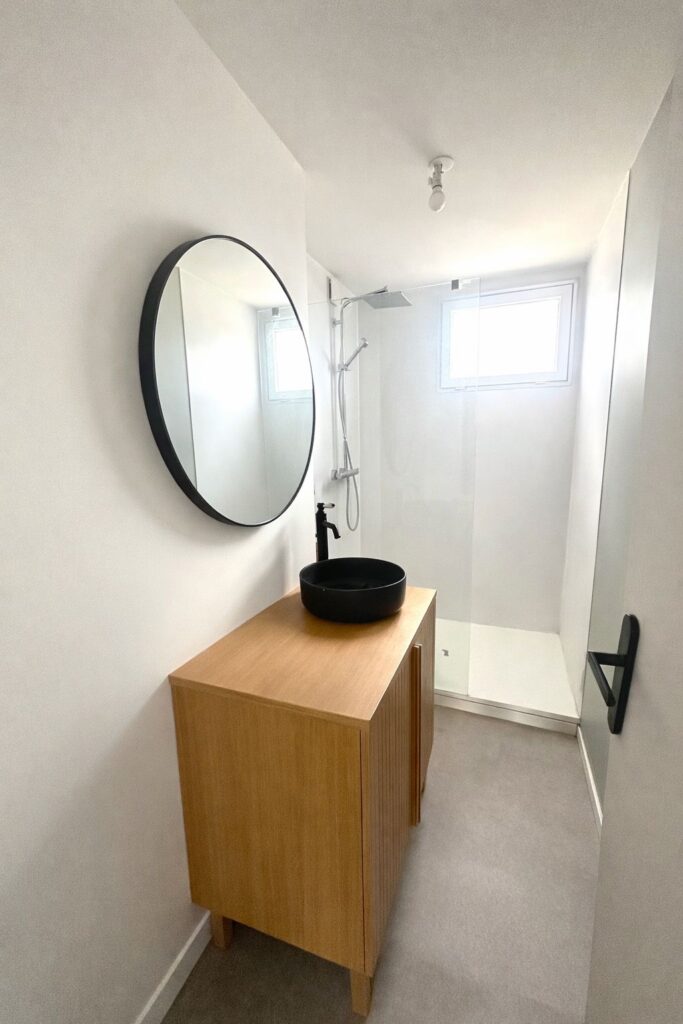 Appartement À Vendre T3 aux allées de Barcelone au 4 ème étage avec ascenseur