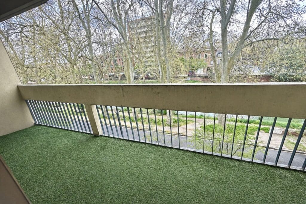 Appartement À Vendre T3 aux allées de Barcelone au 4 ème étage avec ascenseur