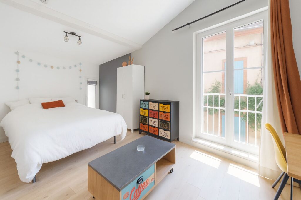 STUDIO MEUBLÉ – QUARTIER DES CARMES / RUE NEUVE