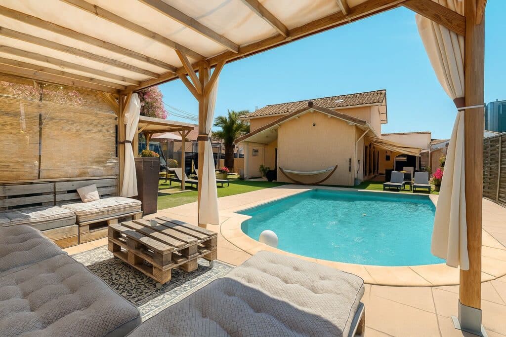 SUD CROIX DE PIERRE LYCEE GALLIENI Maison T6 avec studio attenant, garage jardin et piscine