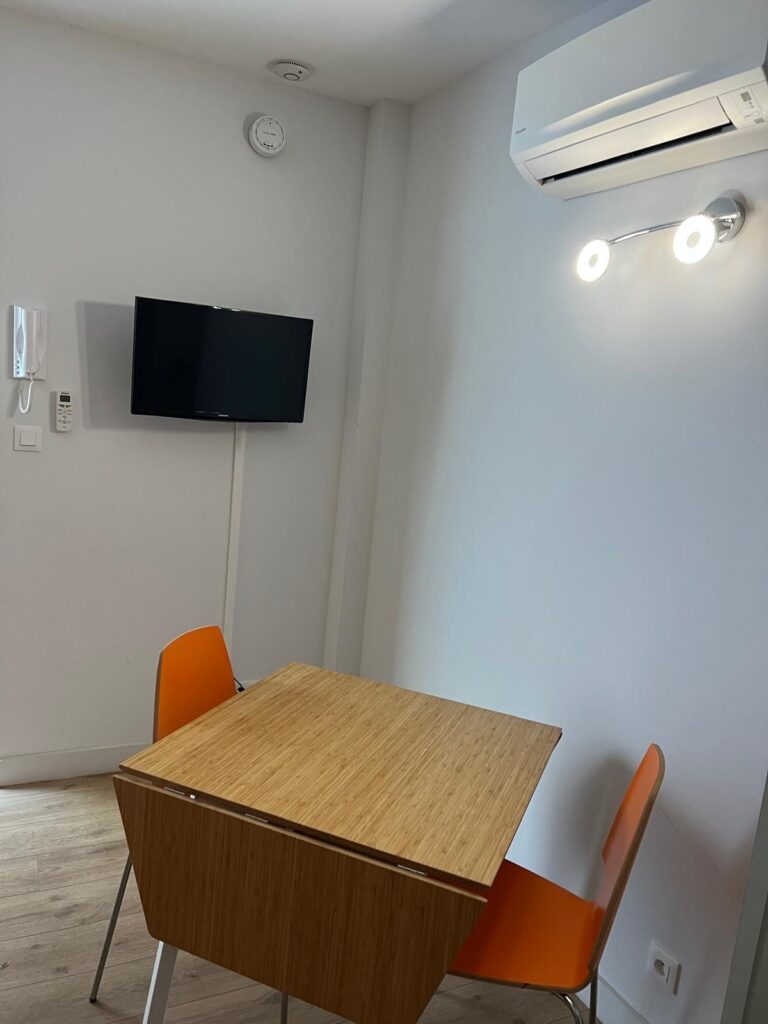 STUDIO MEUBLÉ – QUARTIER DES CARMES / RUE NEUVE