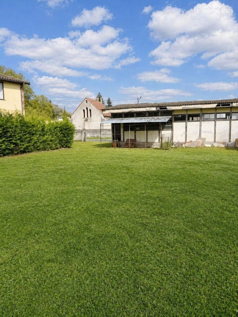 Terrain de 965m2 constructible + local de 140m2 et garage de 35m2 à SALIES DU SALAT