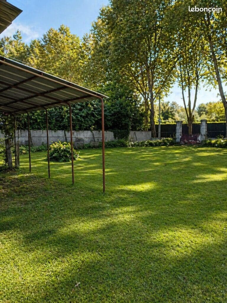 Terrain de 965m2 constructible + local de 140m2 et garage de 35m2 à SALIES DU SALAT